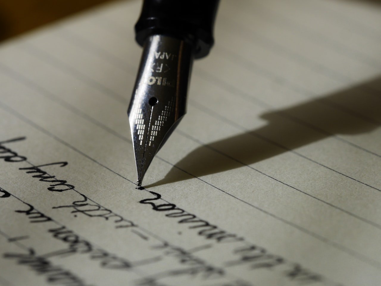 Caderno e caneta para escrever