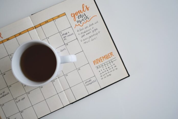 Como criar uma rotina semanal de marketing que cabe na agenda de quem opera o negócio