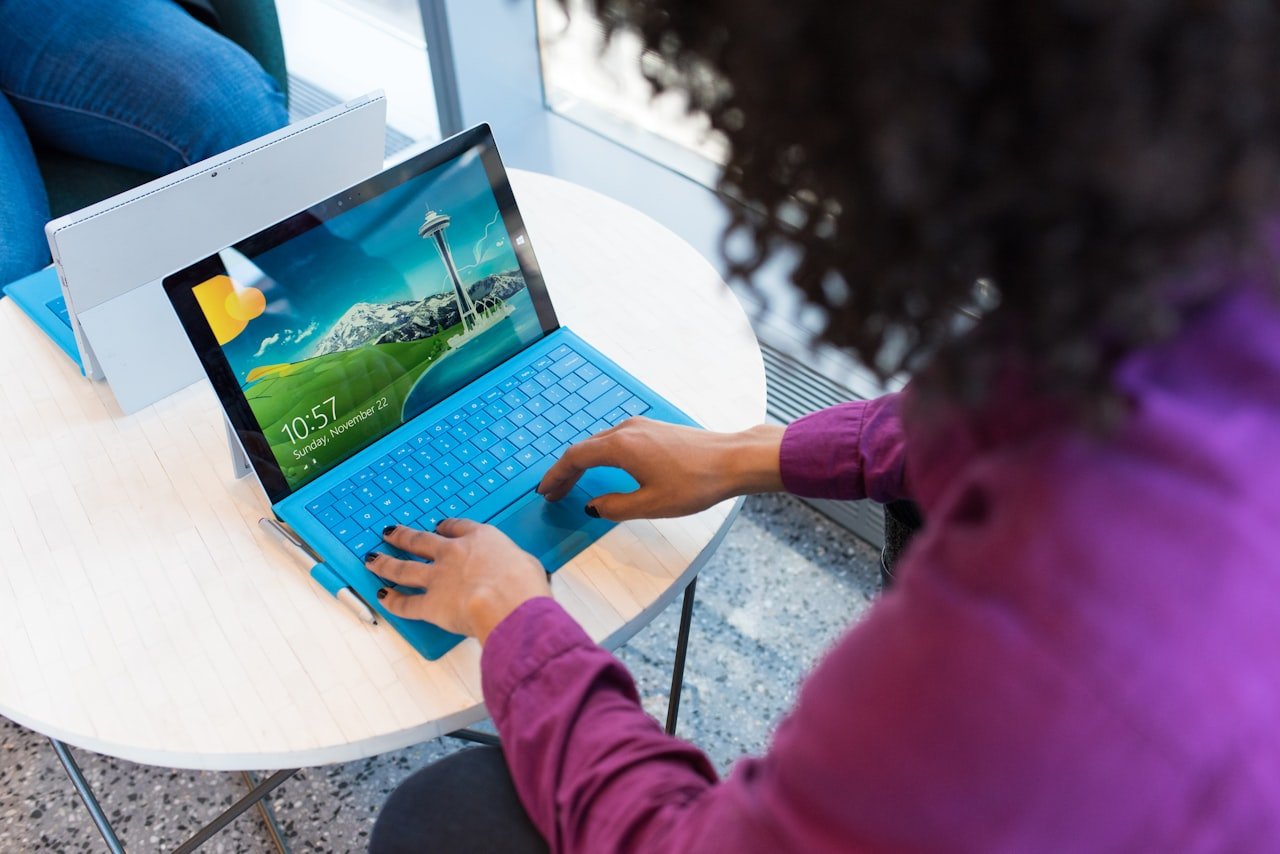 Empreendedora trabalhando com tecnologia